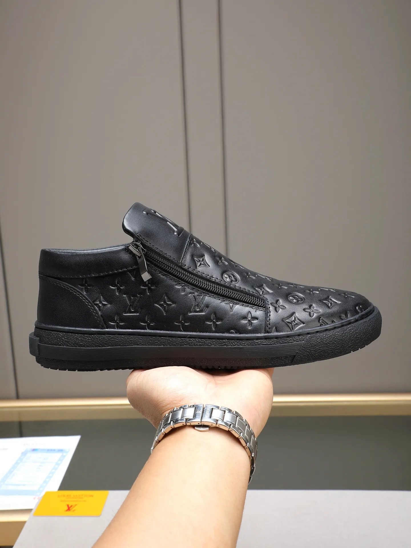 The main recommended model👍👍👍PP440 is the new LOUIS VUITTON [Luden Yiwei]——LV upper [Lv]🇮🇹Imported first-layer cowhide embossed🇩🇪Breathable sheep lining ➕Non-slip and wear-resistant outsole. Every man's identity is reflected in his elegant and stable upper shoes🚶🏻🚶🏻📯 No matter the wind or rain, the shoe last remains unchanged and can stand the test of time🔍️. ——Code number: 38-44 (45 can be customized)